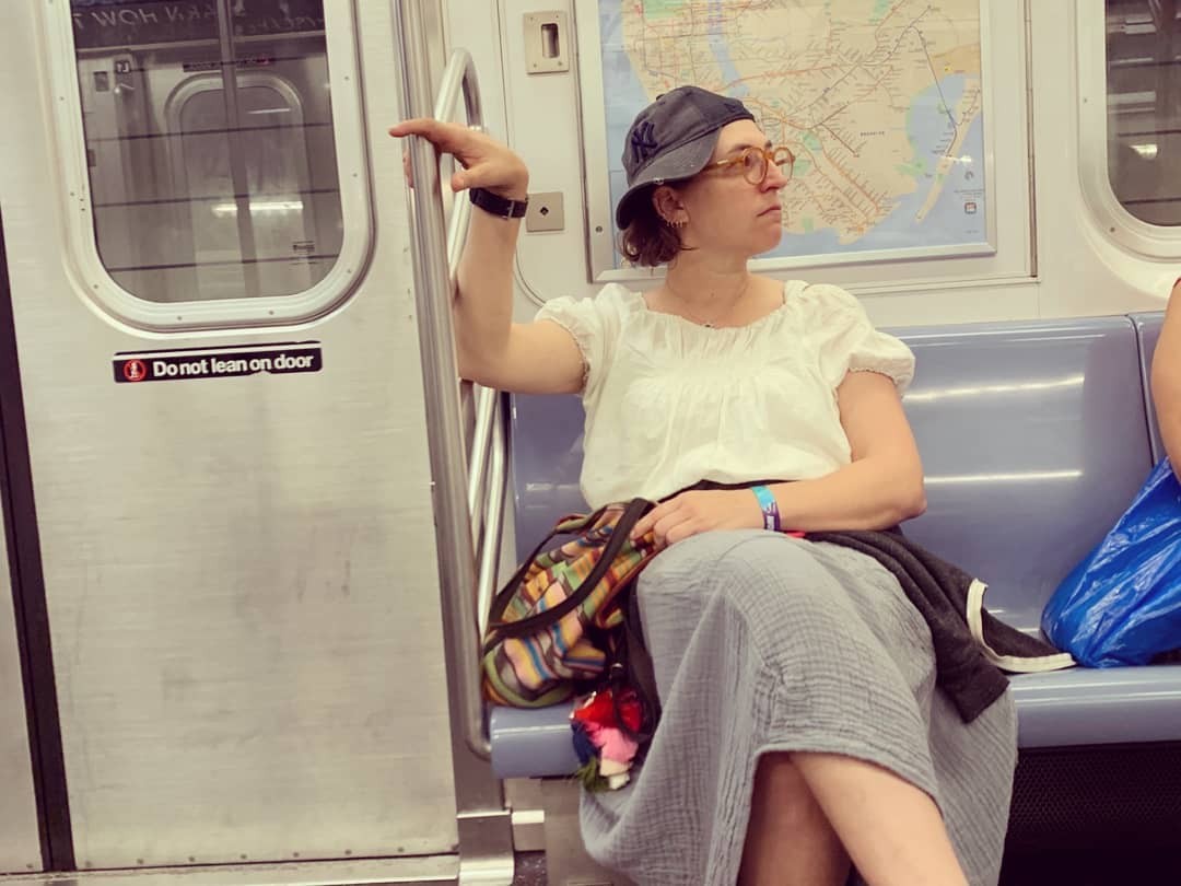 A atriz Mayim Bialik no metrô de Nova York (Foto: Reprodução Instagram)