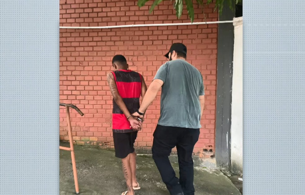 Jovem de 18 anos é preso ao oferecer drogas a policiais a paisana — Foto: Reprodução/TV Gazeta