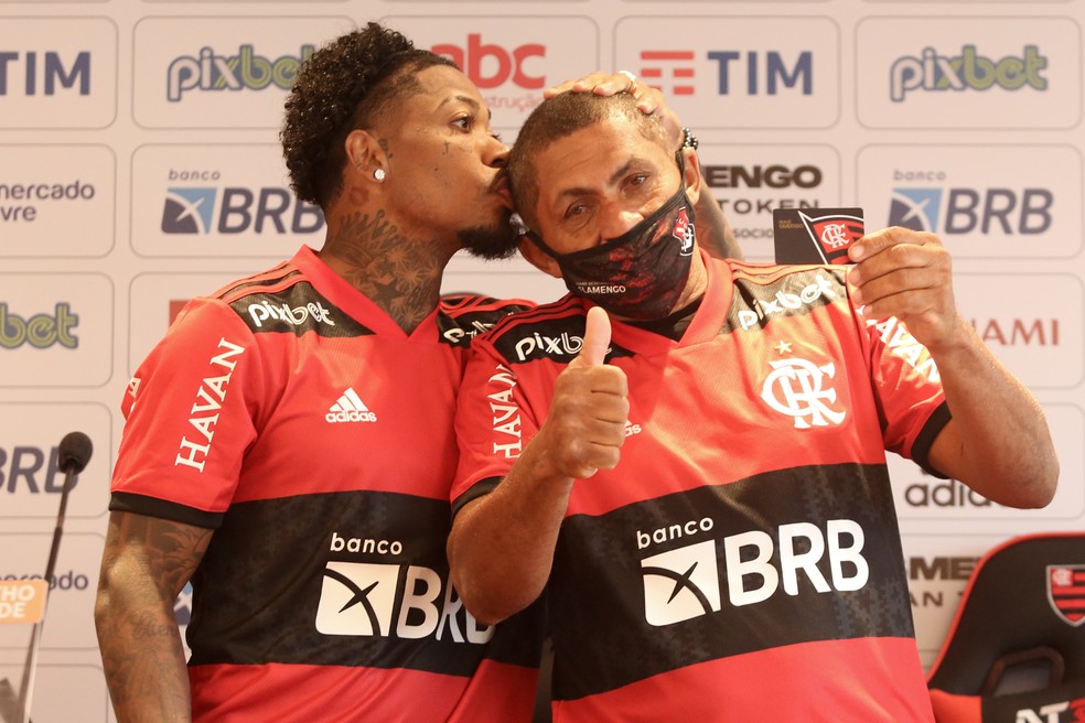Marinho beija Seu Zé Carlos em apresentação no Flamengo — Foto: Gilvan de Souza/Flamengo