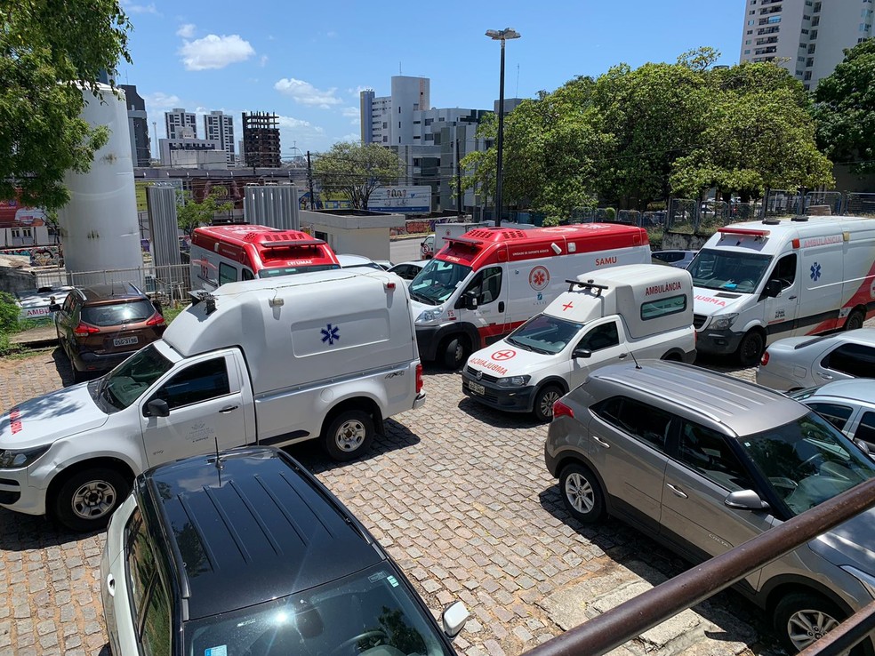 Ambul&acirc;ncias no estacionamento do hospital Walfredo Gurgel, em Natal &mdash; Foto: Gustavo Brendo/Inter TV Cabugi
