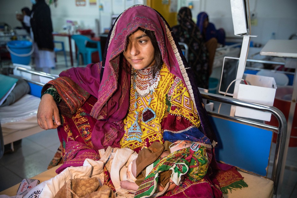 Uma mãe de 16 anos leva o bebê de um mês e meio de idade para receber tratamento para desnutrição aguda em hospital do Médicos Sem Fronteiras, em Lashkar Gah, no Afeganistão — Foto: Oriane Zerah / Imagens cedidas pelo MSF