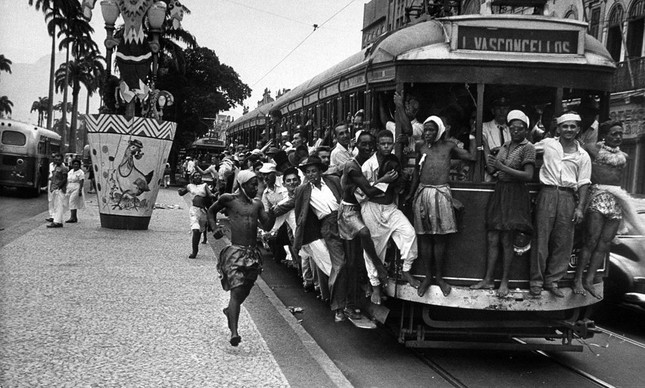 Foliões viajam de bonde no Rio em 1951