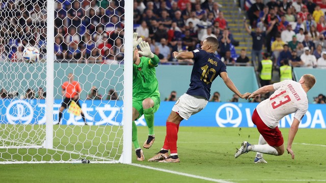Kylian Mbappe marca seu segundo gol em França x Dinamarca