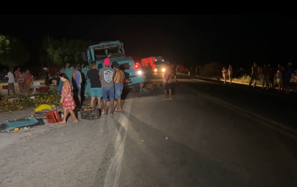 Acidente entre ônibus e caminhão deixa três mortos em rodovia do Ceará