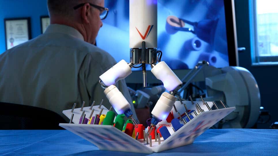 Robô será testado na ISS para a realização de procedimentos minimamente invasivoS e permitirá que os cirurgiões trabalhem remotamente no espaço   (Foto: Craig Chandler/Divulgação)