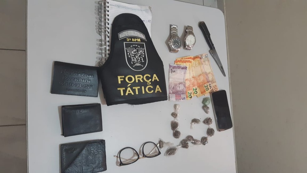 Drogas e dinheiro foram apreendidos com suspeito de assassinato de mototaxista em Parnamirim, RN  — Foto: Sérgio Henrique Santos/Inter TV Cabugi