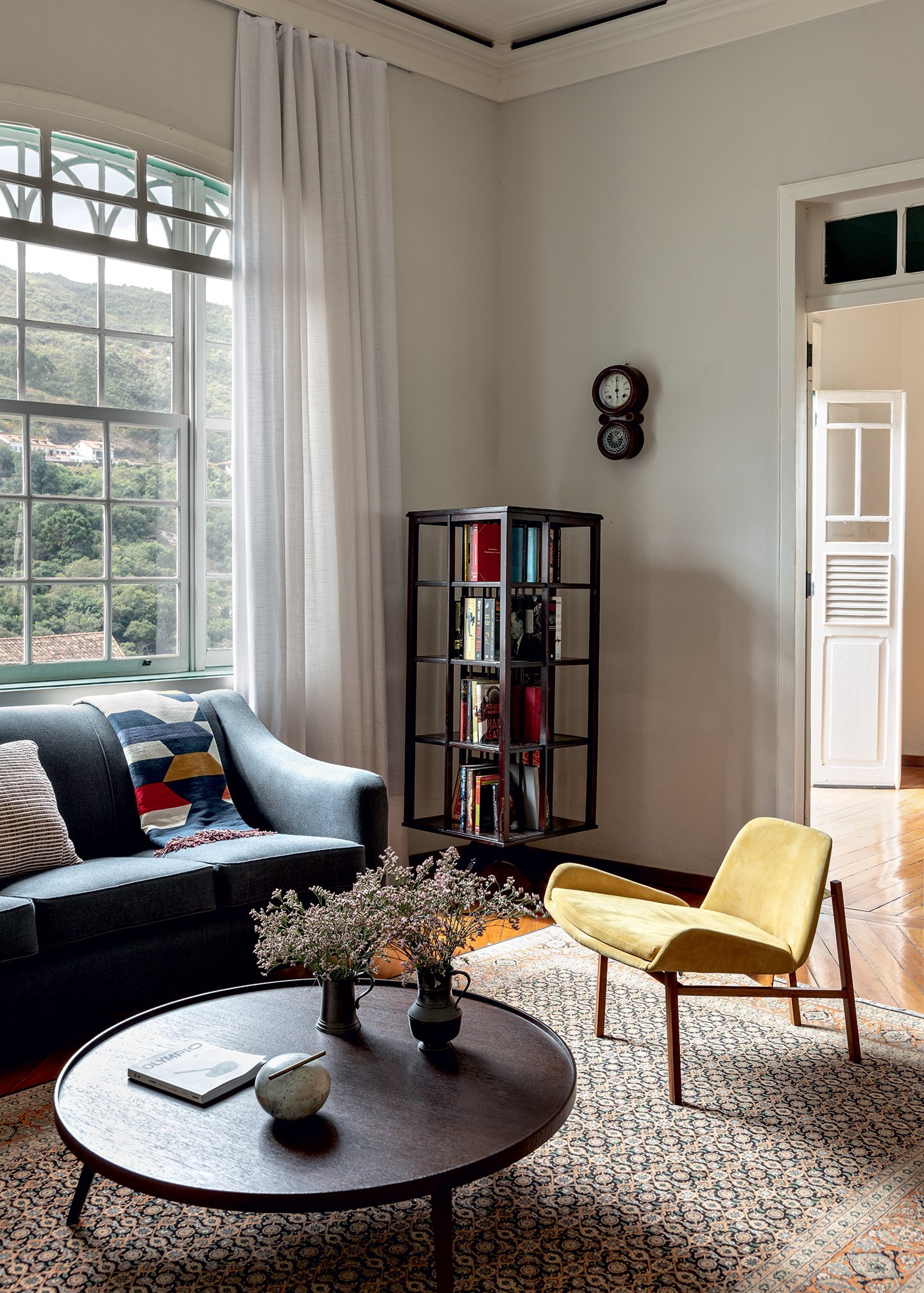 6 poltronas para sala de estar que esbanjam estilo (Foto: Fran Parente)