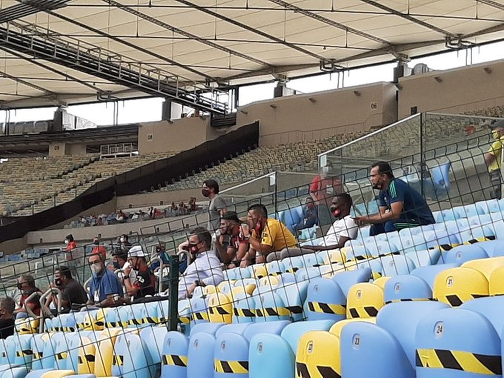 Diego Alves (de amarelo), Thiago Maia e Michael acompanham jogo ao lado de dirigentes do Flamengo — Foto: Felipe Schmidt