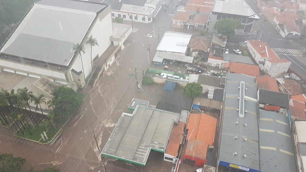 Região ao lado do Teatro Municipal de Piracicaba alagada após chuva — Foto: Samantha Silva/G1