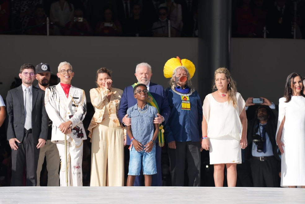 Primeira-dama Janja da Silva se emociona no momento em que Lula recebe faixa presidencial das mãos de representantes do povo brasiliero  — Foto: Fábio Tito/g1