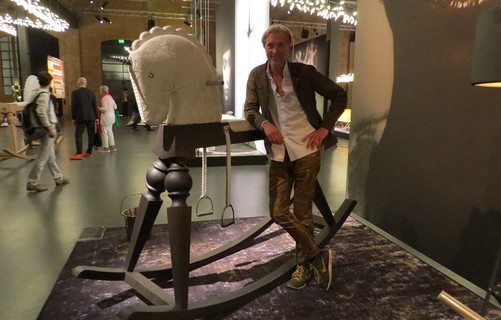 Marcel Wanders, diretor criativo da marca holandesa, posa ao lado de uma de suas peças: o cavalinho-de-pau Arion, com formato de unicórnio e tamanho real