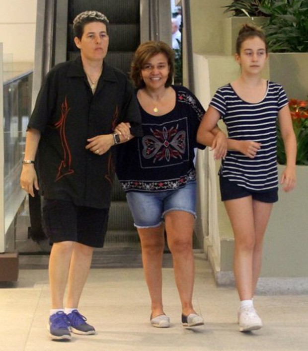 Claudia Rodrigues com a empresária Adriane Bonato e da filha Iza (Foto: Daniel Delmiro/AgNews)