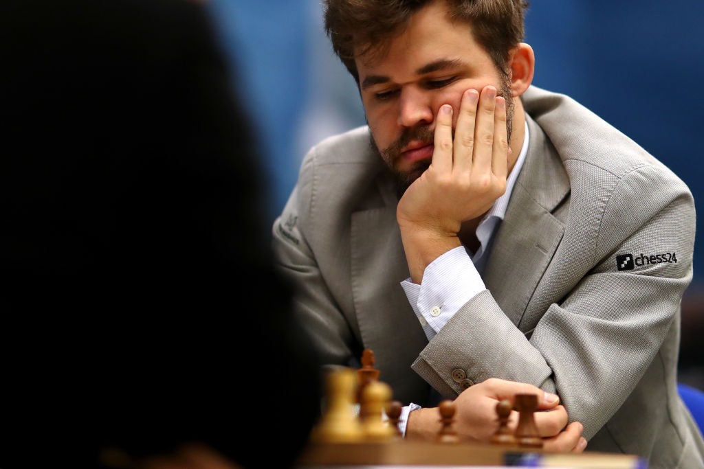 Campeão mundial de xadrez alega que rival trapaceou mais do que