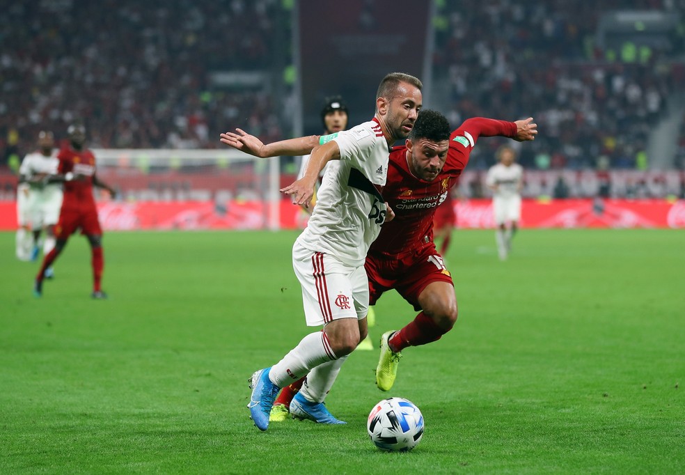Éverton Ribeiro em ação contra o Liverpool: camisa 7 brilha no Flamengo e volta à seleção brasileira — Foto: AFP/Getty Images