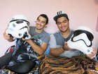 Fãs de Star Wars, primos reproduzem capacete de Stormtrooper em papel