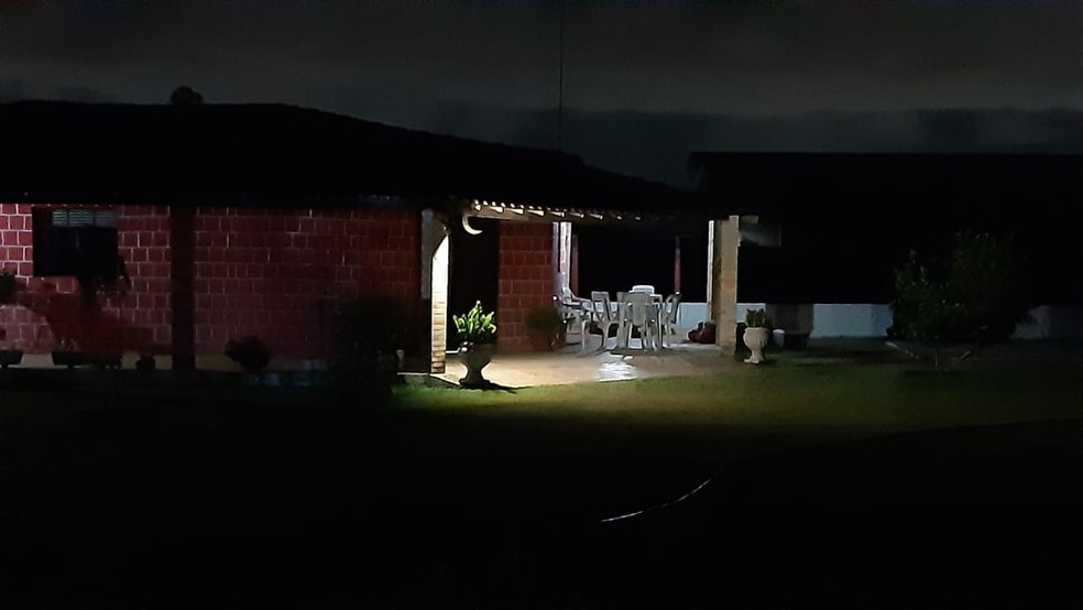 Homem foi encontrado morto na área da casa de uma granja na região metropolitana de Natal. — Foto: Sérgio Henrique Santos/Inter TV Cabugi