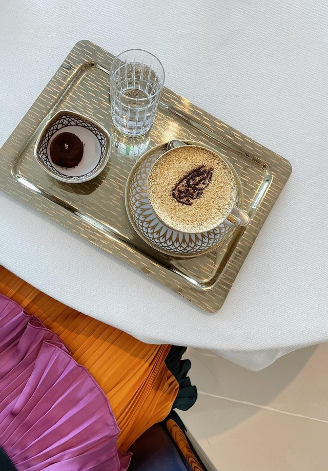 Yá Burihan toma café com ouro de R$ 250 em Dubai (Foto: Reprodução/Instagram)