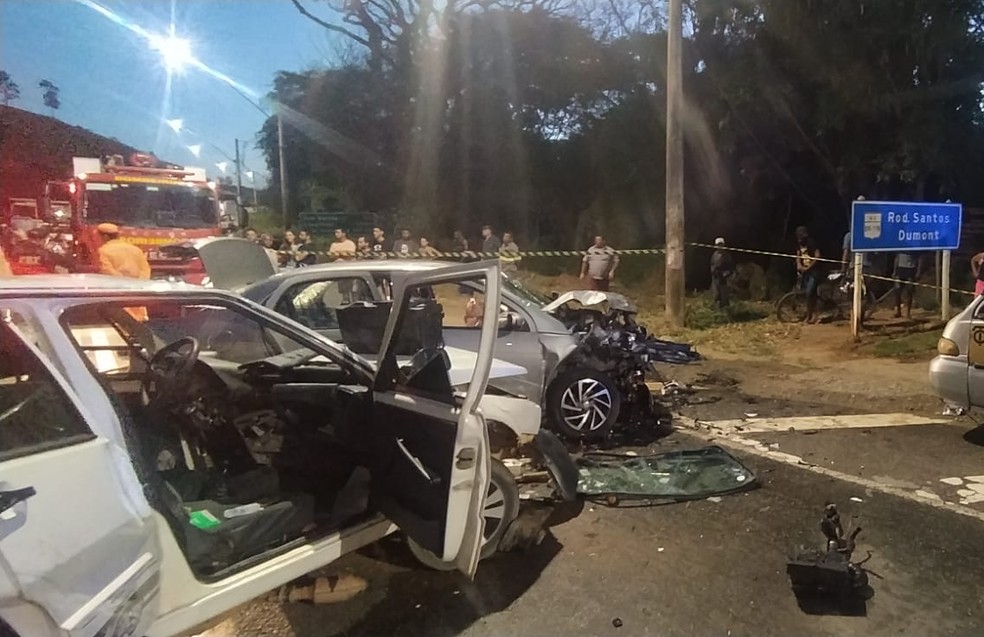 Acidente entre dois carros causa congestionamento quilométrico na BR-116  — Foto: Redes sociais 