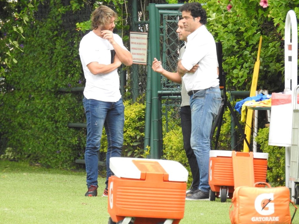 Lugano conversa com o diretor-executivo Raí em um dos treinos do São Paulo neste ano (Foto: Marcelo Hazan)