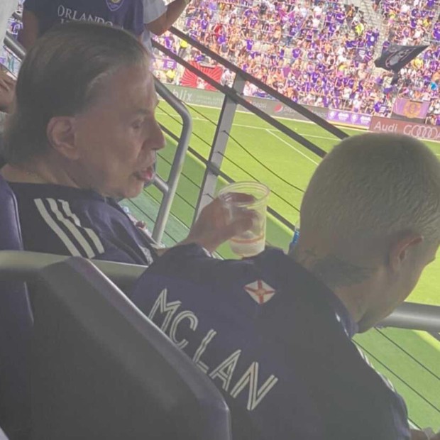 Silvio Santos assiste jogo de futebol com família em Orlando e encontra MC  Lan - Zoeira - Diário do Nordeste