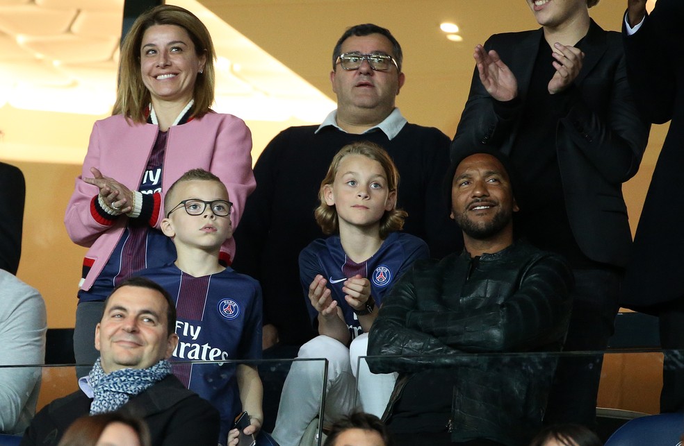 Rafaela Pimenta ao lado de Mino em jogo do PSG, em 2017 — Foto: Jean Catuffe/Getty Images