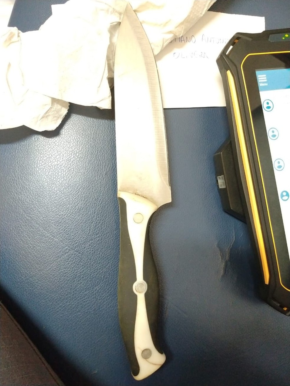 A faca utilizada na tentativa de homicídio foi apreendida pela Polícia Civil  — Foto: PM/Divulgação