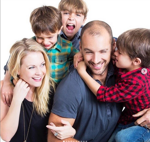 Melissa Joan Hart com o marido e os filhos (Foto: Instagram)