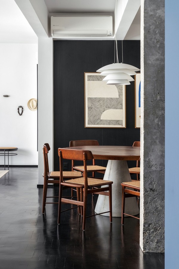 150 m² com inspiração modernista no décor e marcenaria em tom de azul  (Foto: Maura Mello)