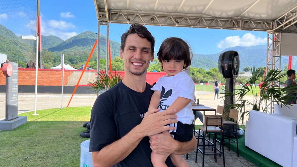 Rodrigo Caio com o filho Bernardo na final da Flamengo Adidas Cup &mdash; Foto: Let&iacute;cia Marques 