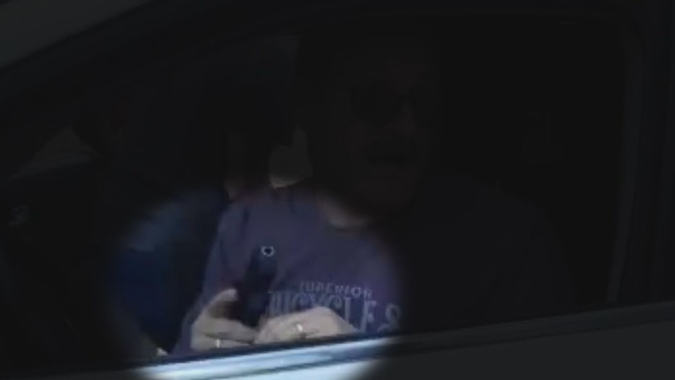 'Vou te dar um tiro na cara', diz síndico durante confusão em condomínio no DF — Foto: TV Globo/Reprodução
