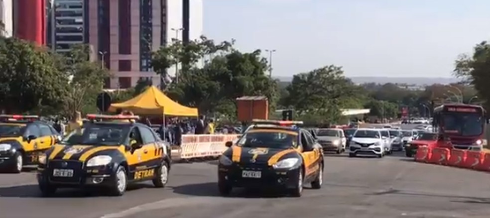 Carros do Detran liberam trecho da plataforma superior da Rodoviária do Plano Piloto, cerca de três meses após interdição para obras — Foto: GDF/Divulgação