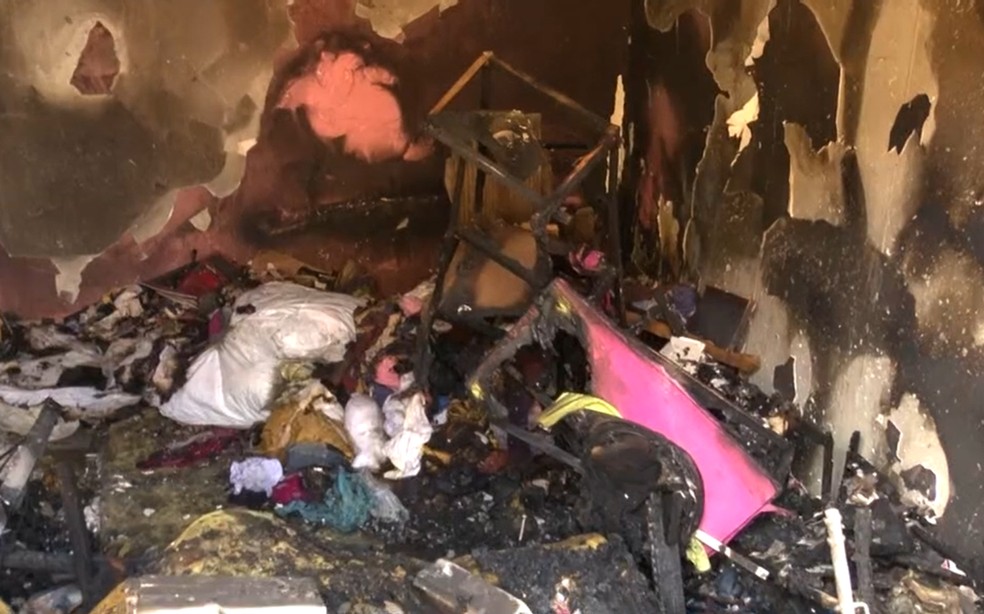 Imóvel ficou destruído em incêndio em conjunto habitacional em Vitória da Conquista — Foto: Reprodução/TV Sudoeste