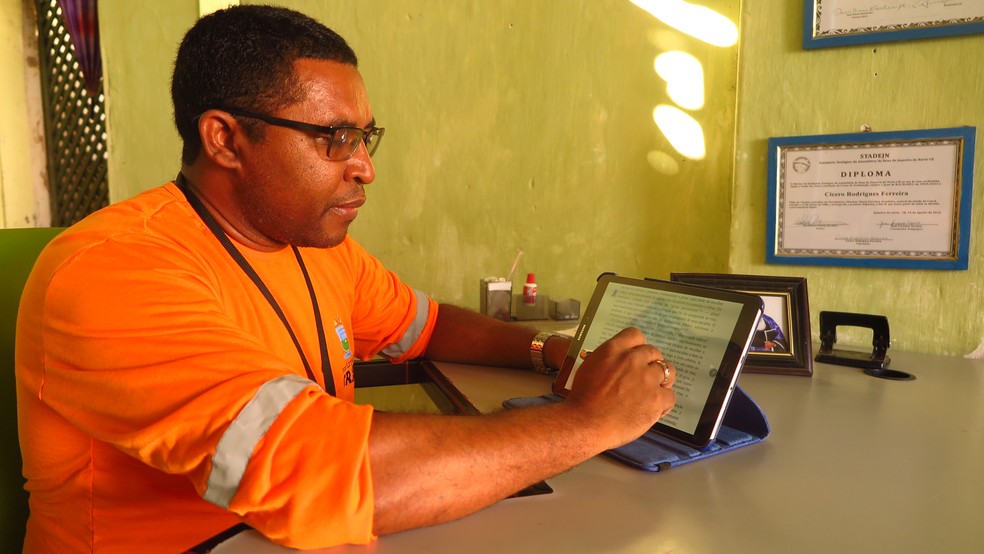 Autodidata, Ferreirinha aprendeu o idioma grego sozinho. Hoje, também compreende o hebraico. — Foto: Antonio Rodrigues