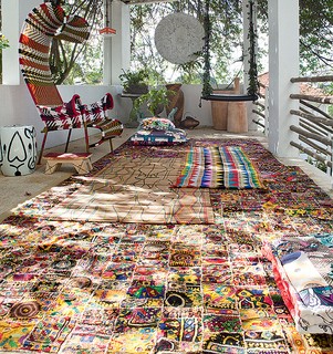 O tecido espelhado indiano virou tapete no terraço da estilista Adriana Barra. Sobre ele, esteiras indígenas