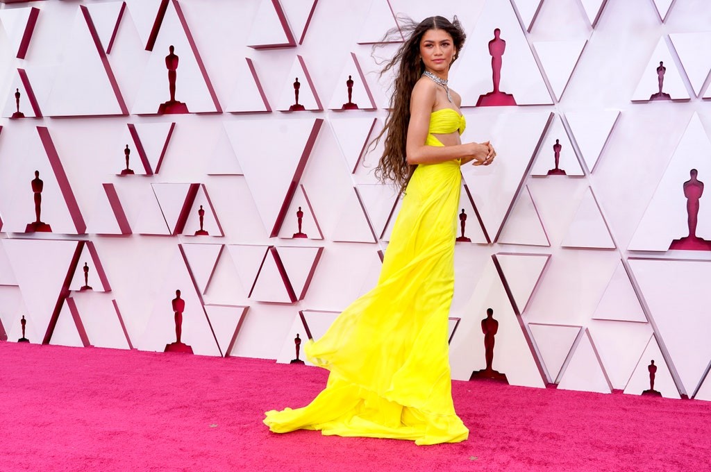 Vestido amarelo de Zendaya no Oscar é aceno divertido para Cher  (Foto: Getty Images)