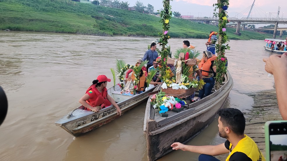 Imagens chegaram em barcos pelo Rio Acre  — Foto: Tácita Muniz/g1