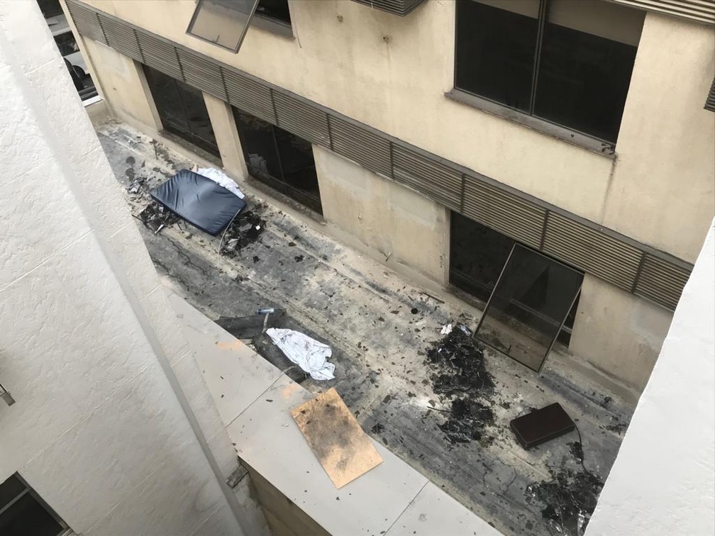 Colchões foram jogados de janela do Hospital Badim durante incêndio — Foto: Cristina Boeckel/ G1