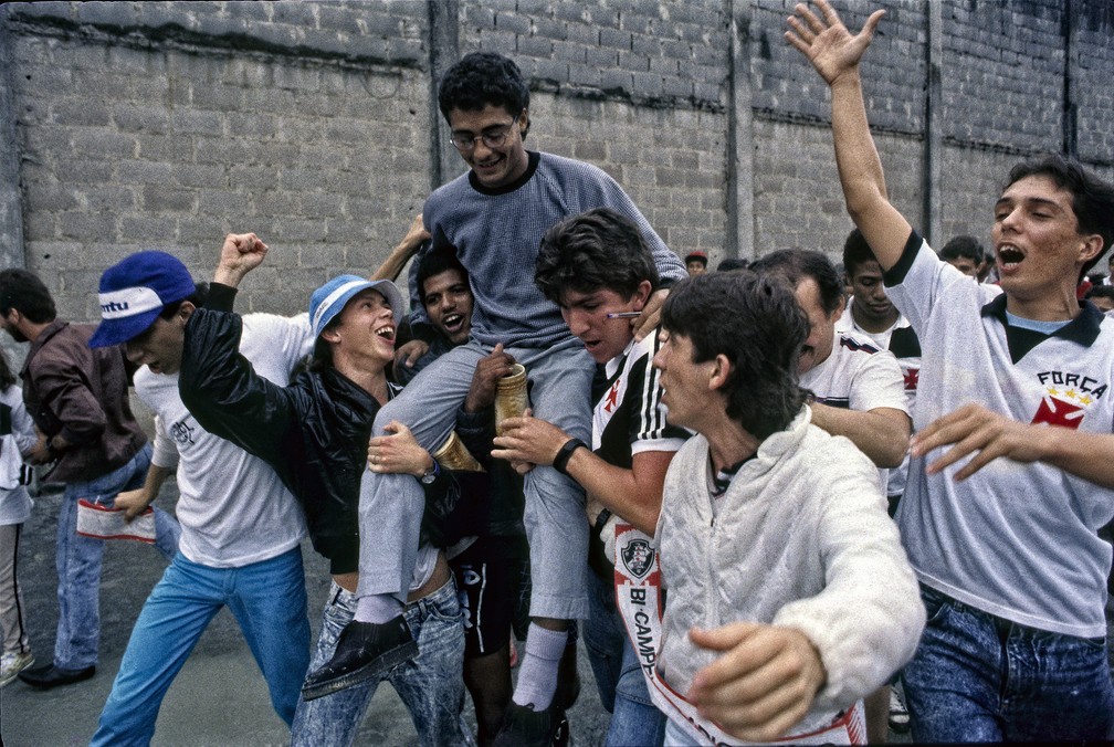 Romário é carregado por torcedores do Vasco em São Januário, após bicampeonato carioca em 1987-88 — Foto: Ricardo Beliel