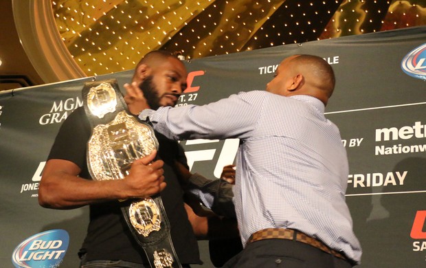 Jon Jones x Cormier briga pesagem UFC (Foto: Evelyn Rodrigues)
