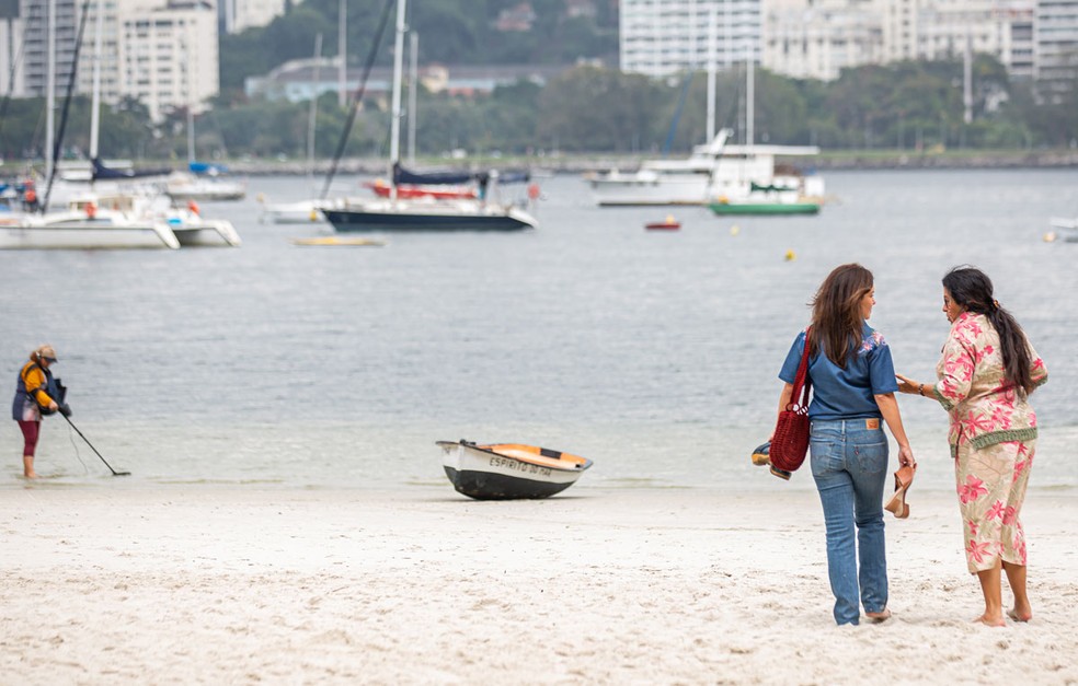 Em 'Amor de Mãe', Thelma (Adriana Esteves) e Lurdes (Regina Casé) passeiam na praia — Foto: Artur Meninea/Gshow