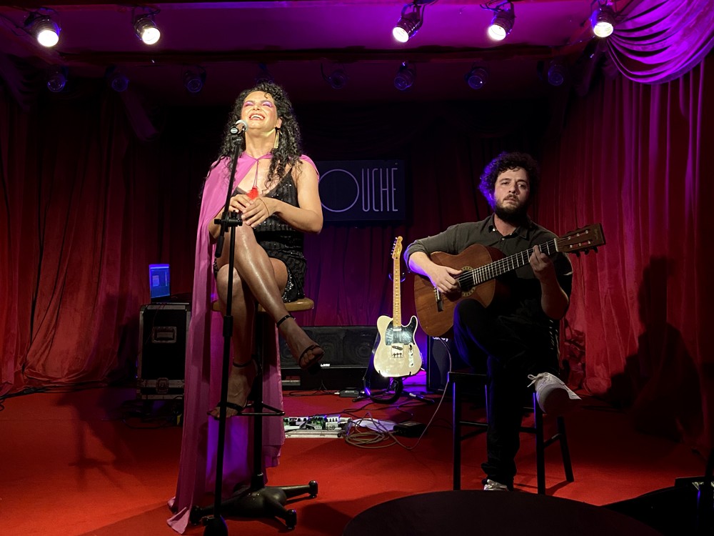 Assucena, voz do extinto trio As Baías, costura referências e temas autorais em atraente show solo