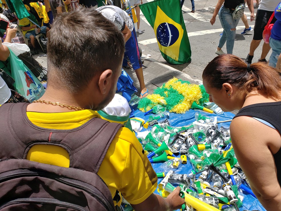 Clientes pesquisam itens da Copa na Ladeira Porto Geral, em São Paulo. — Foto: André Catto/g1