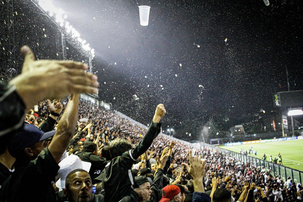 Torcida do Vasco comemora vitória sobre o Náutico em São Januário — Foto: Matheus Lima / CRVG