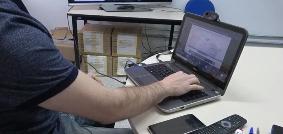 Professor ministra aula online durante a pandemia em São Paulo. — Foto: Reprodução EPTV/Paulo Chiari