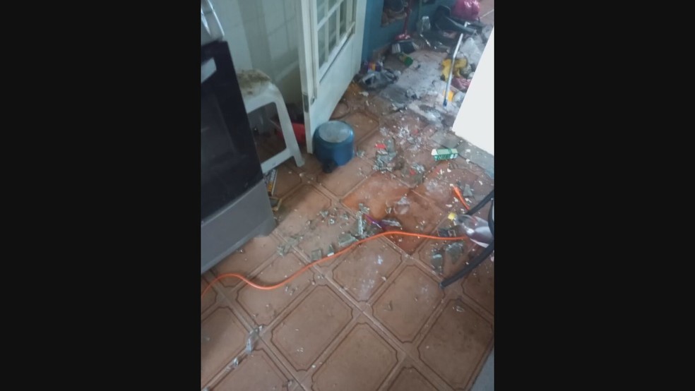 Casa de mulher que denunciou violência doméstica, em Samambaia, ficou revirada.  — Foto: Arquivo pessoal