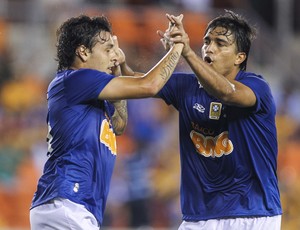 Ricardo Goulart e Marcelo Moreno, do Cruzeiro na partida contra o Tigres-MEX