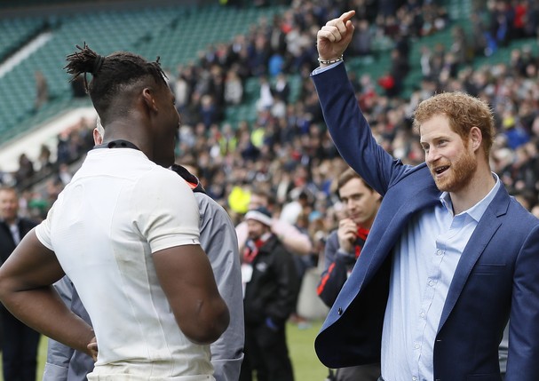 LONDON, ENGLAND - FEBRUARY 17: Britain's Prince Harry, right, speaks with England player Maro Itoje during a visit to an England Rugby Squad training session at Twickenham Stadium on February 17, 2017 in London, England. In his new role as Patron of the R (Foto: Getty Images)