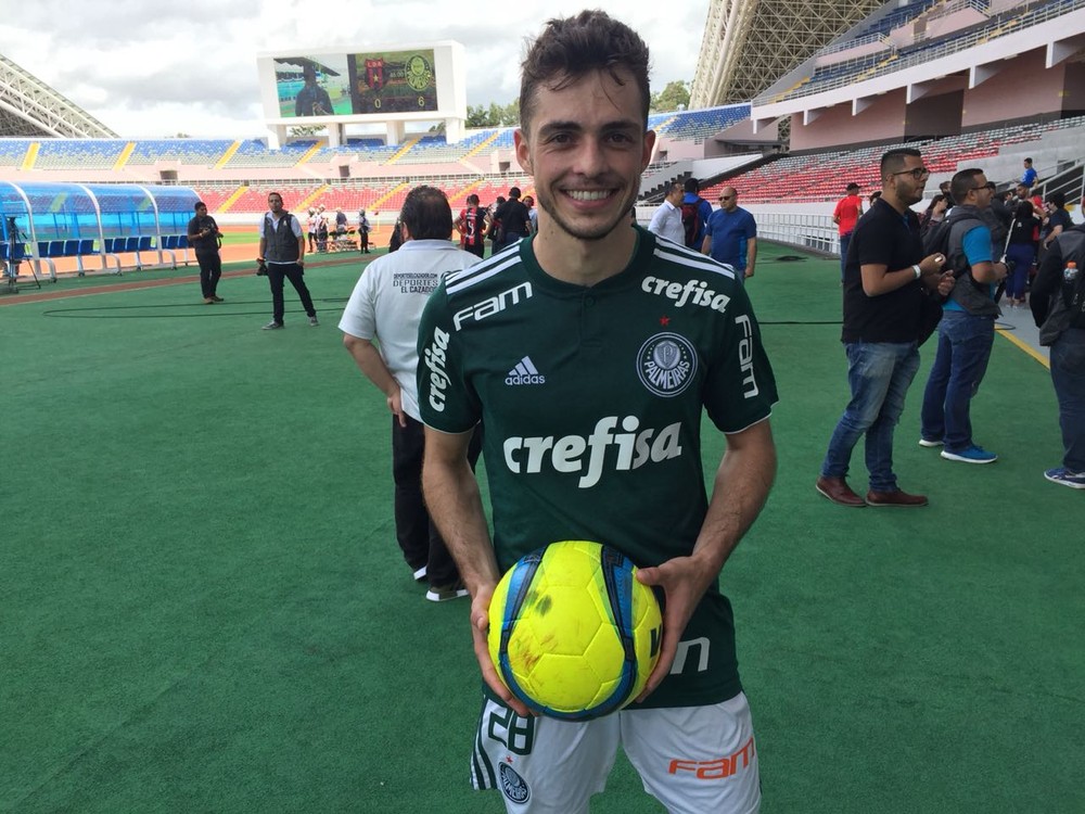 Hyoran é o artilheiro da partida e leva presente pra casa 