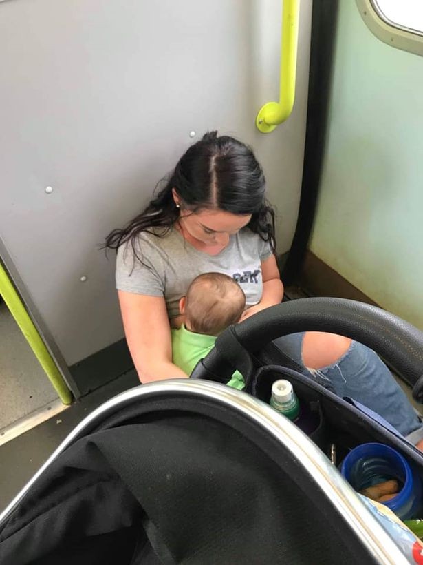 Mãe amamenta filho no chão depois de 50 passageiros se recusarem dar lugar pra ela se sentar (Foto: Reprodução)