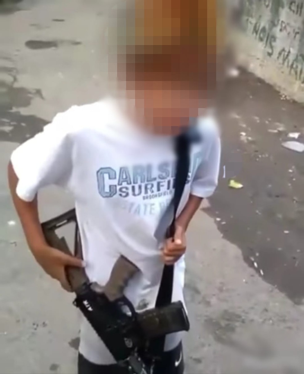 Adolescente morto por policiais já apareceu em vídeo ostentando fuzil — Foto: Reprodução/Redes Sociais